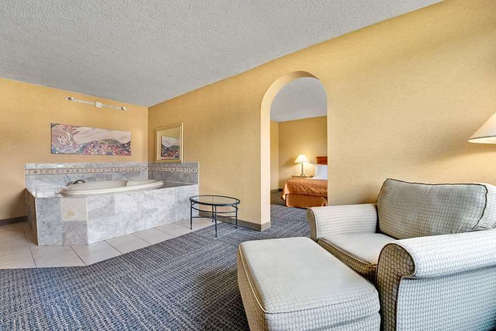 Clarion Hotel Park Central Dallas Room photo